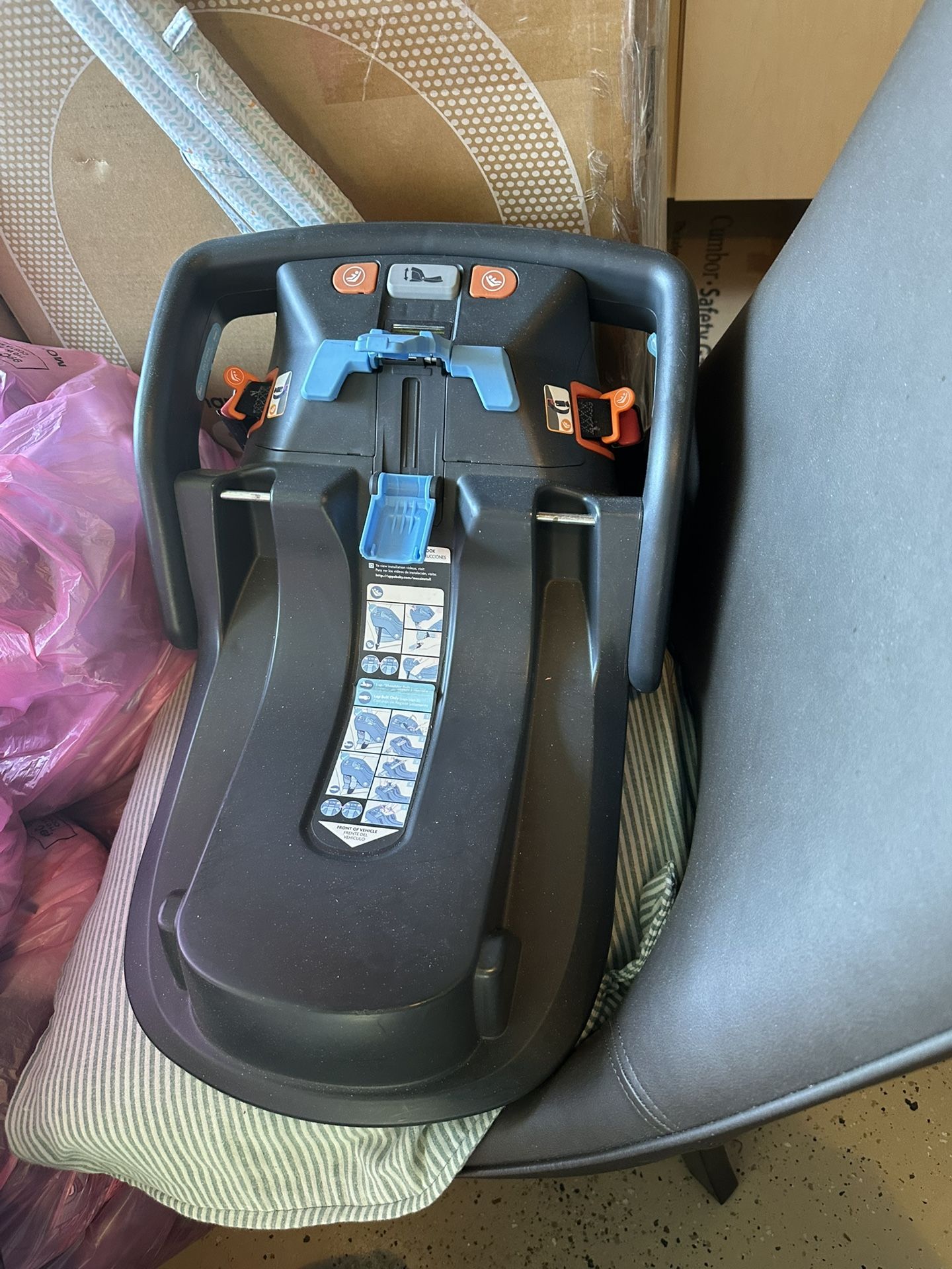 Uppa baby Mesa Infant car seat With bases
