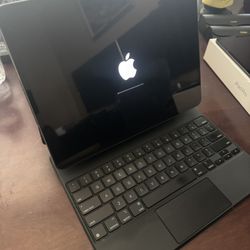 iPad Pro 12.9”  128GB 6th Gen WiFi M2 Processor & Apple Magic Keyboard