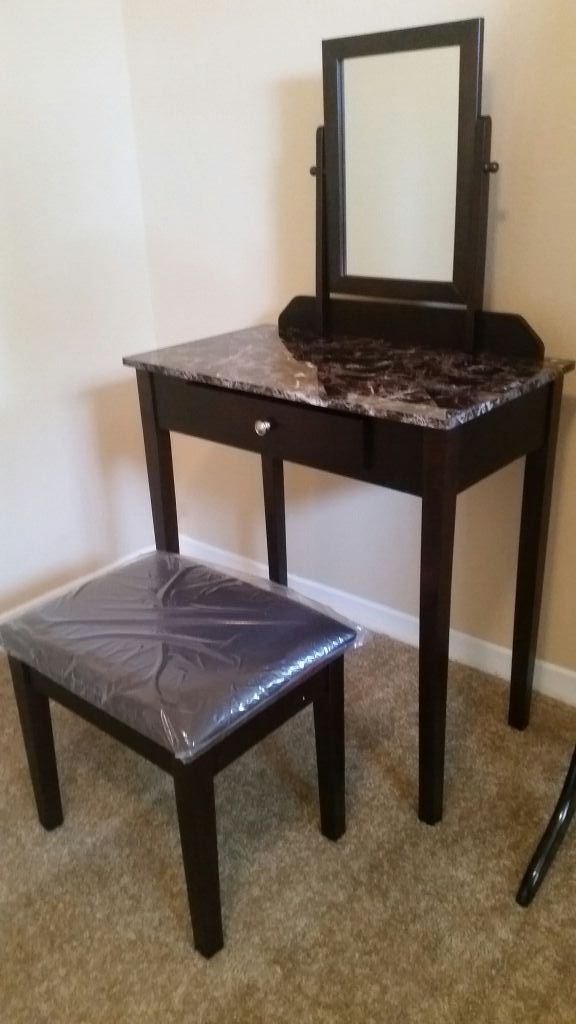 VANITY CON ESPEJO Y ASIENTO.