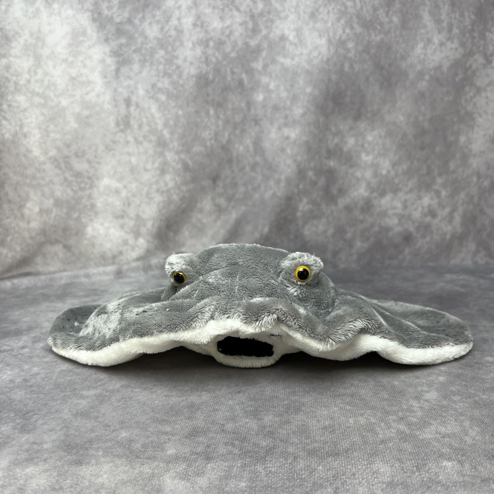 SeaWorld Stingray Manta Ray Plush Gray & White Stuffed Animal 20”x14” Soft Toy