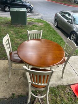 PRE-OWNED SOLID WOOD DINNER TABLE WITH 4 CHAIRS