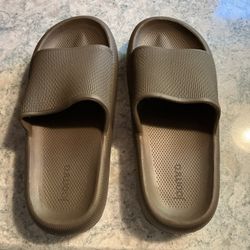 Bronax Pillow Slippers, also known as "cloud slides,"