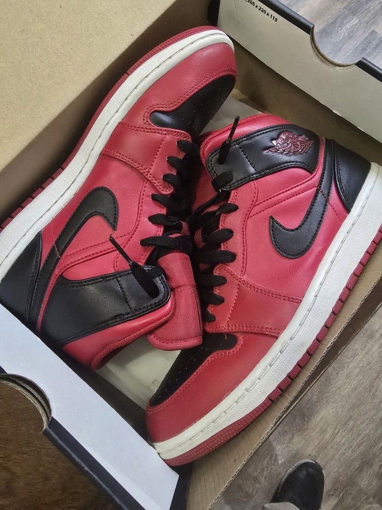 Air Jordan 1 Mid Reverse Bred