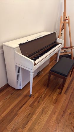 Vintage White Upright Piano – Distressed/Shabby Chic – Great Decor Piece