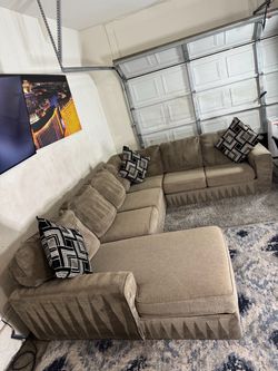 * Like New * Ashley Furniture 4pc Modular sectional sofa ( Free Delivery )