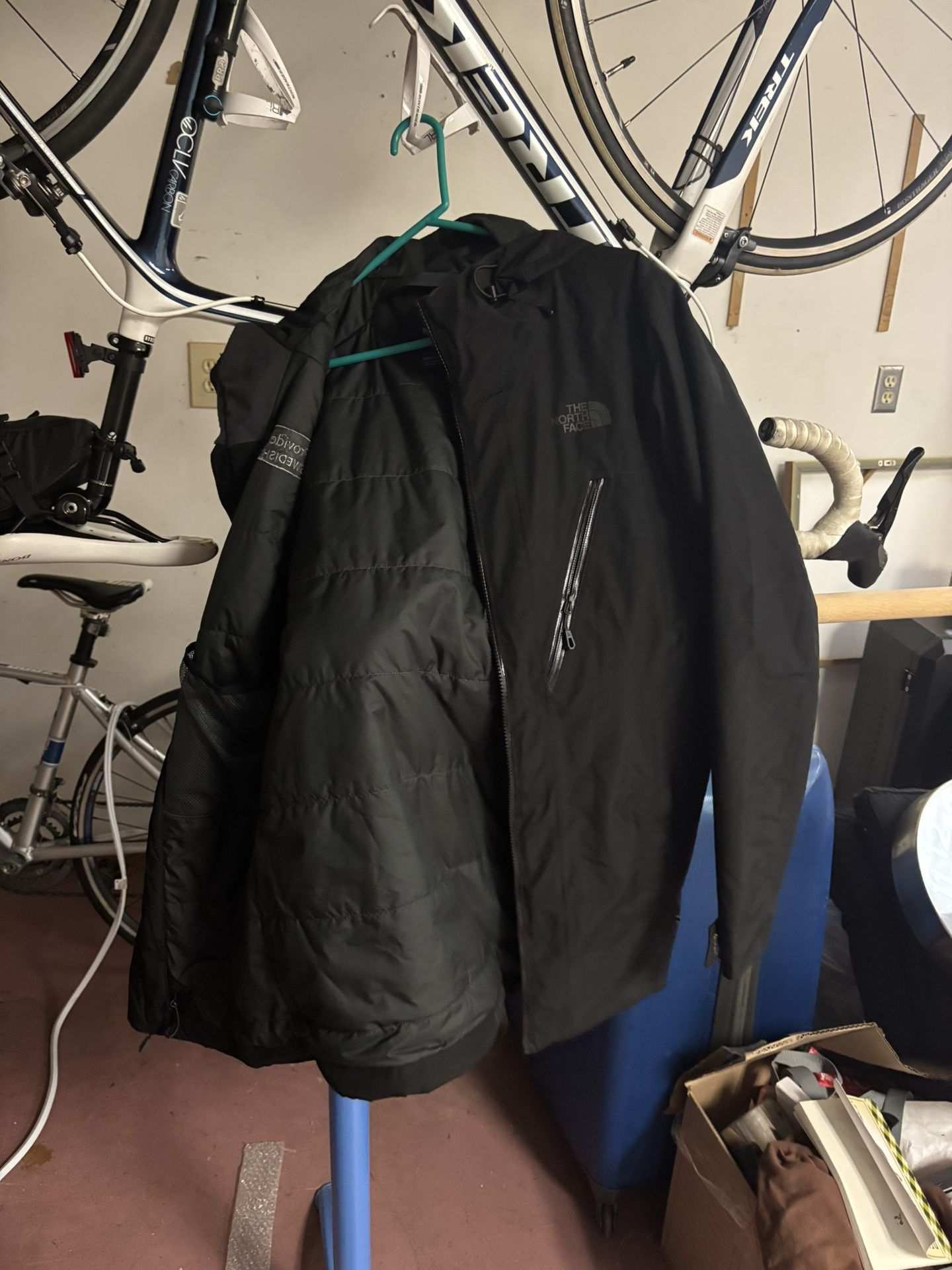 LOW PRICE MOVING- $260 + TAX RETAIL NEVER WORN MENS NORTH FACE JACKET
