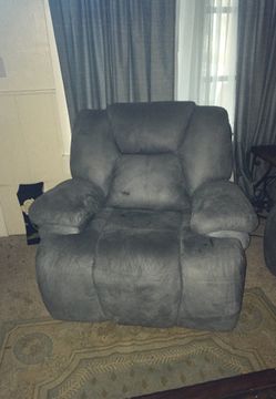 Great Reclining Couch! And Recliner!