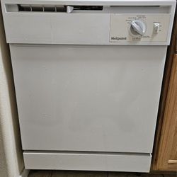  Hotpoint  White Dishwasher 