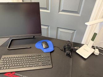 Escritorio Silla Computadora Teclado Lámpara