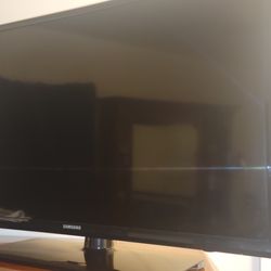 SAMSUNG 32" LED TV with BLU RAY and WALL MOUNT