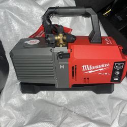 Milwaukee M18 18V Lithium-Ion Cordless 5 CFM Vacuum Pump Kit