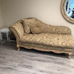 Beautiful 2/3 Seat Loveseat 