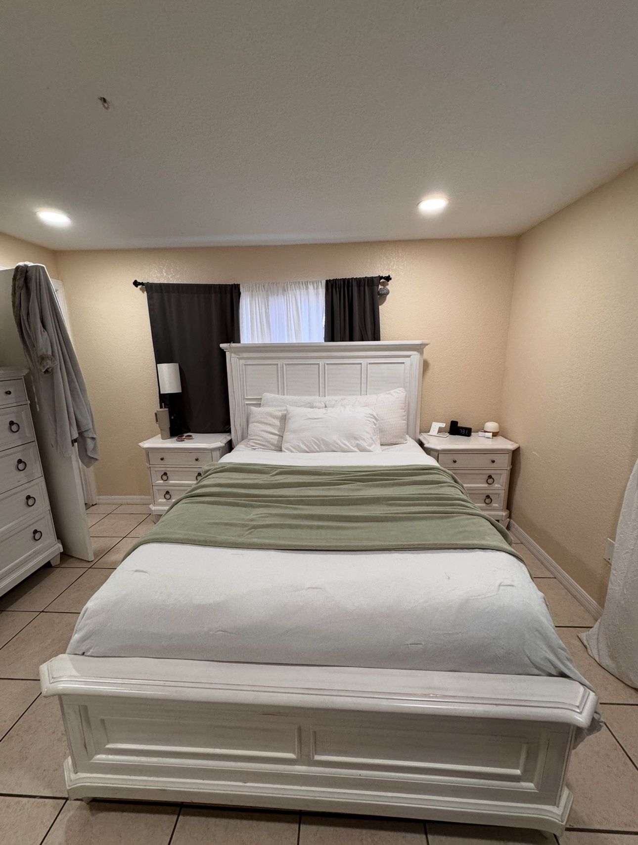 5 PIECE QUEEN WHITE RUSTIC BEDROOM SET