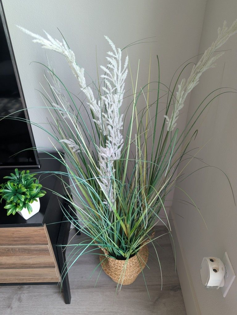 4ft Modern & Aesthetic Artificial Plant - Good As New!