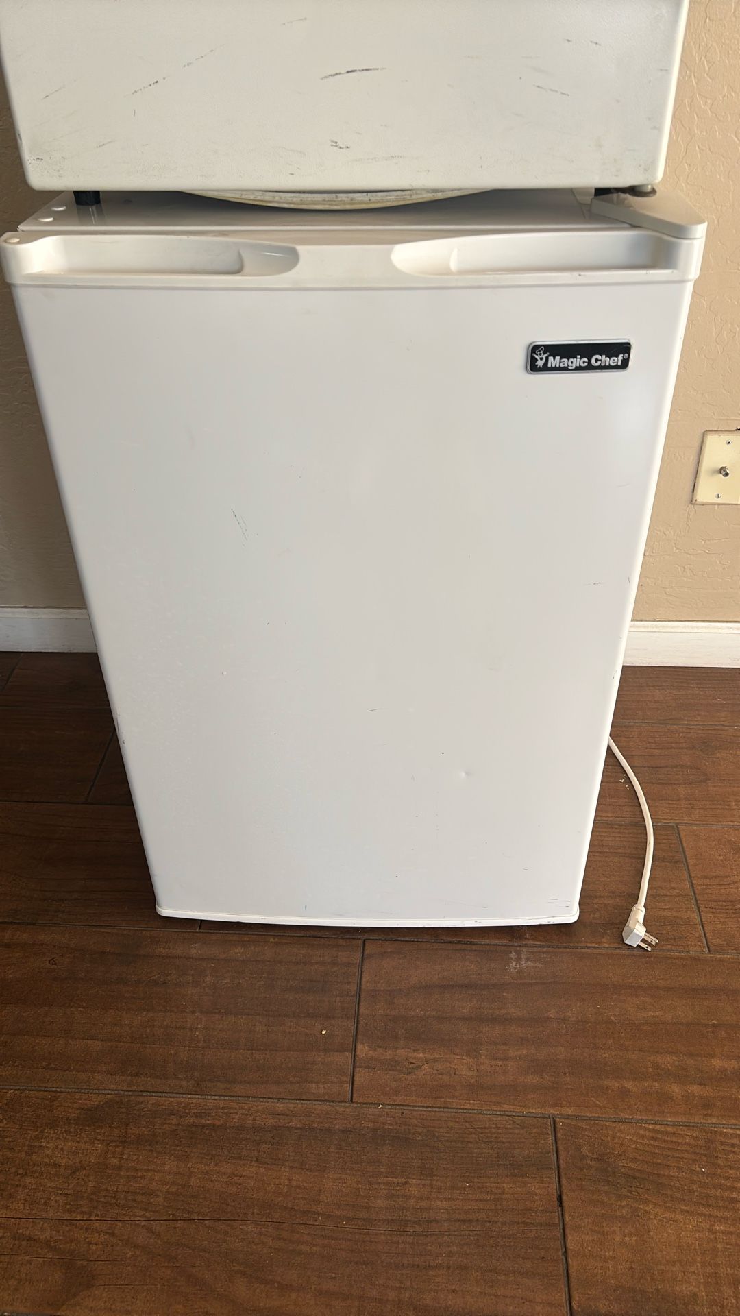 MAGIC CHEF MINI FRIDGE 