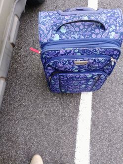 22". 2 wheeled luggage pickup only cash