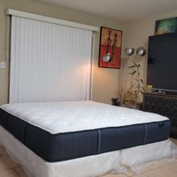 HIGH QUALITY KING SIZE STEARNS AND FOSTER MATTRESS AND BOXSPRINGS FOR SALE! IN GREAT CONDITION, FREE DELIVERY 