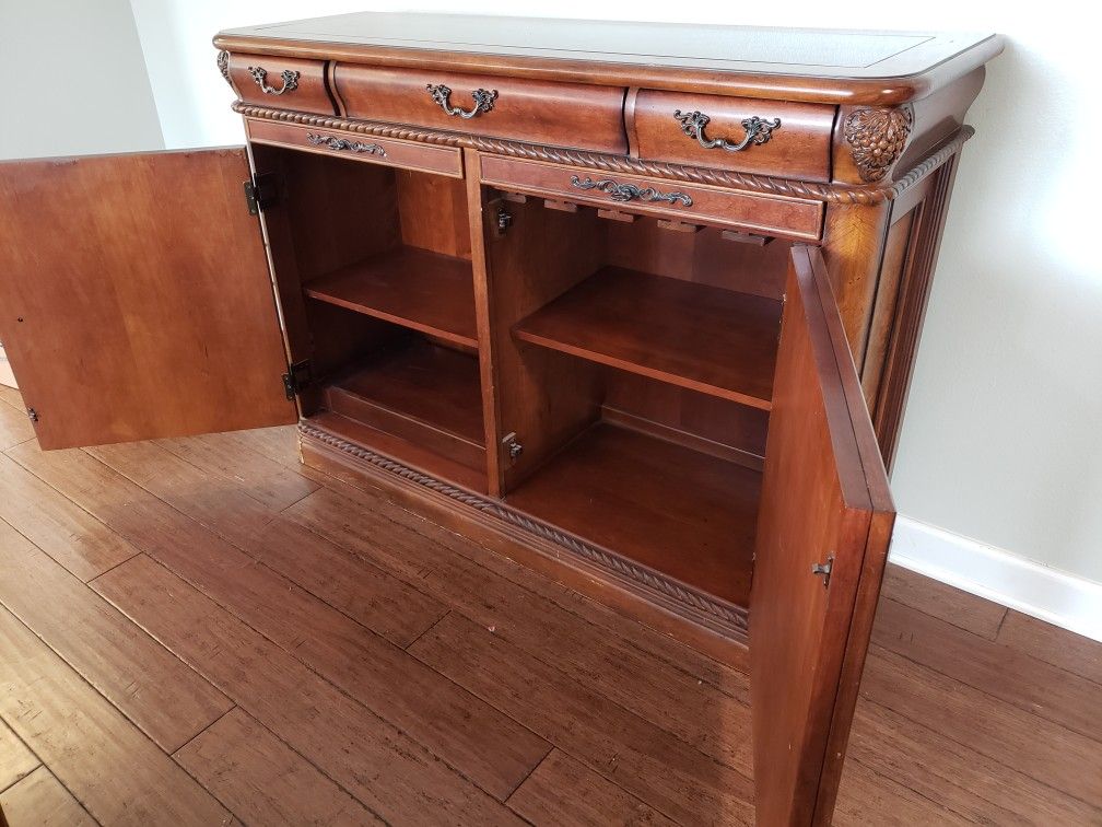 Dining table and hutch for Sale in Seattle, WA OfferUp