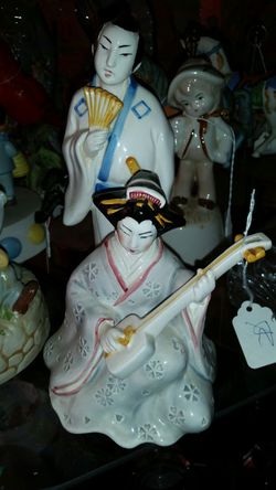 Beautiful Japanese music box double statue as one music boxes beautiful no chips or scratches unusual piece