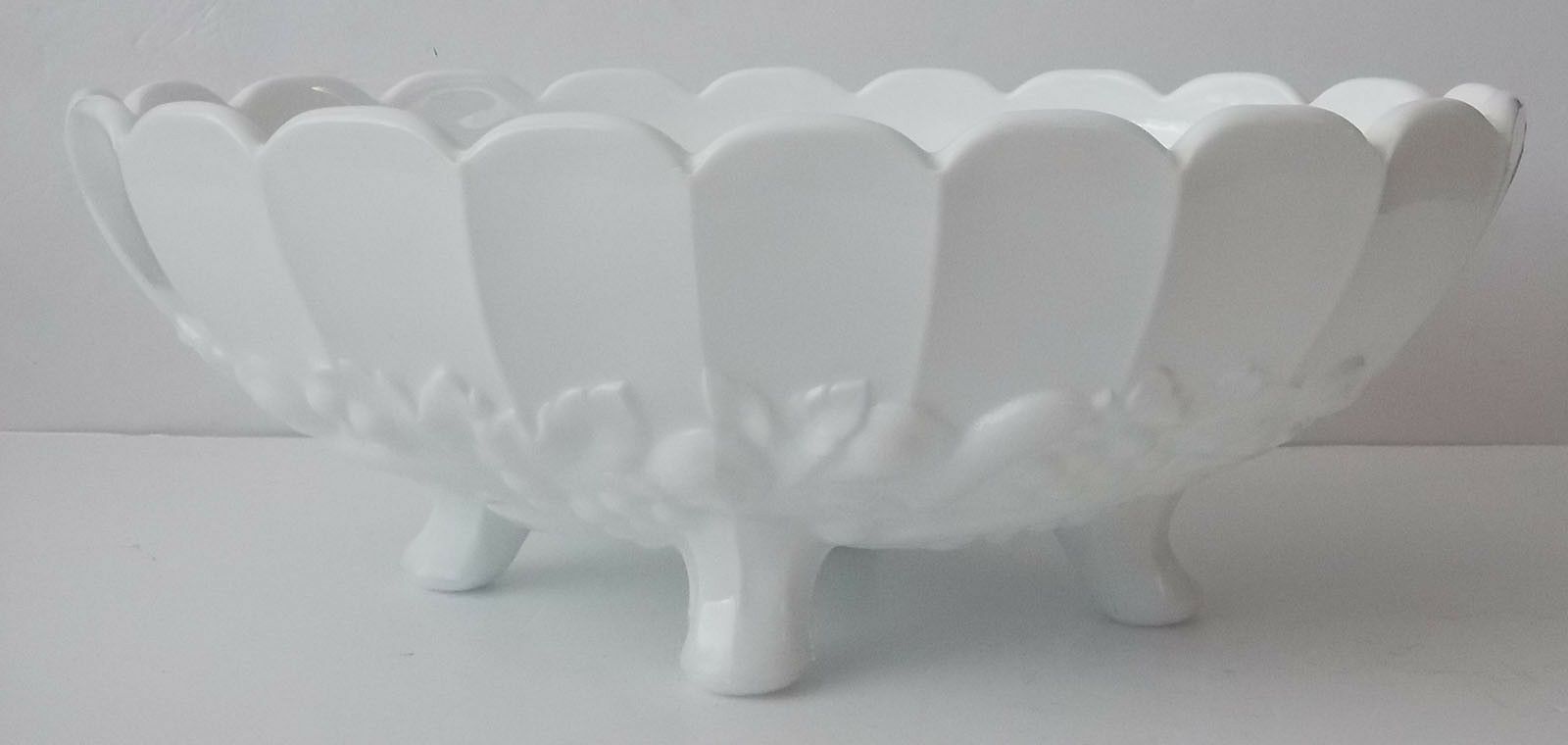 Vintage 1950s Indiana MILK GLASS FRUIT BOWL 4 LEGS SCALLOPED EDGES GRAPES - NICE