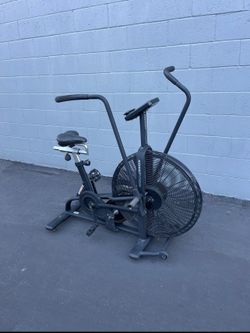 Assault Fitness Air Bike Classic…. Home Gym Fitness…. Great condition…. $450 Price is firm!!!!