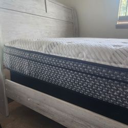 Queen White Wash Wood Bedframe With Mattress 