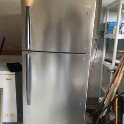 Media Top Freezer Refrigerator 