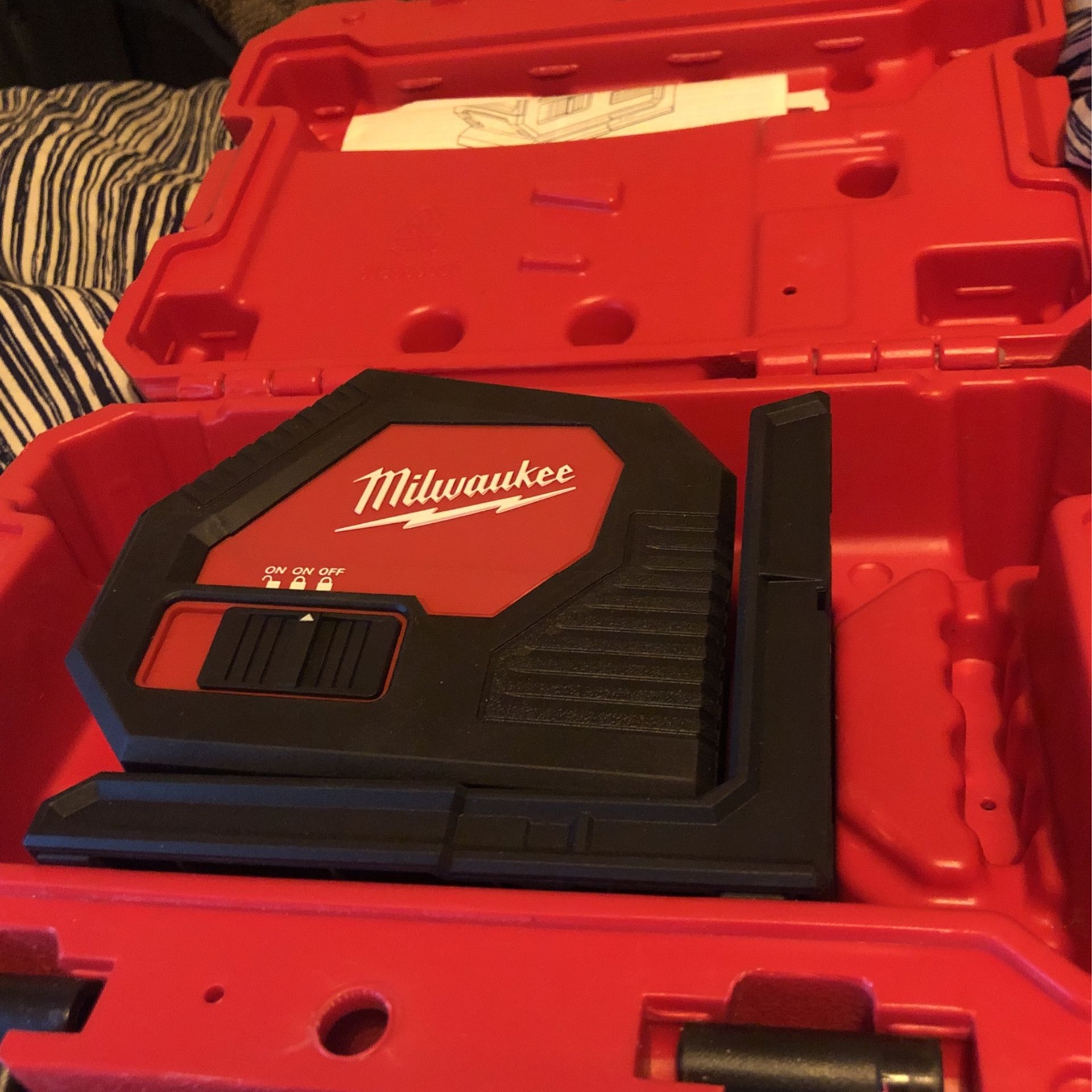 MILWAUKEE 3421 GREEN CROSS LINE LASER w/AA BATTERIES