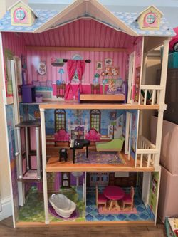 KidKraft My Dreamy Dollhouse files with toys