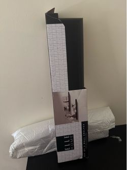Set of two wall shelves