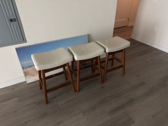 3 high-quality cushioned barstools
