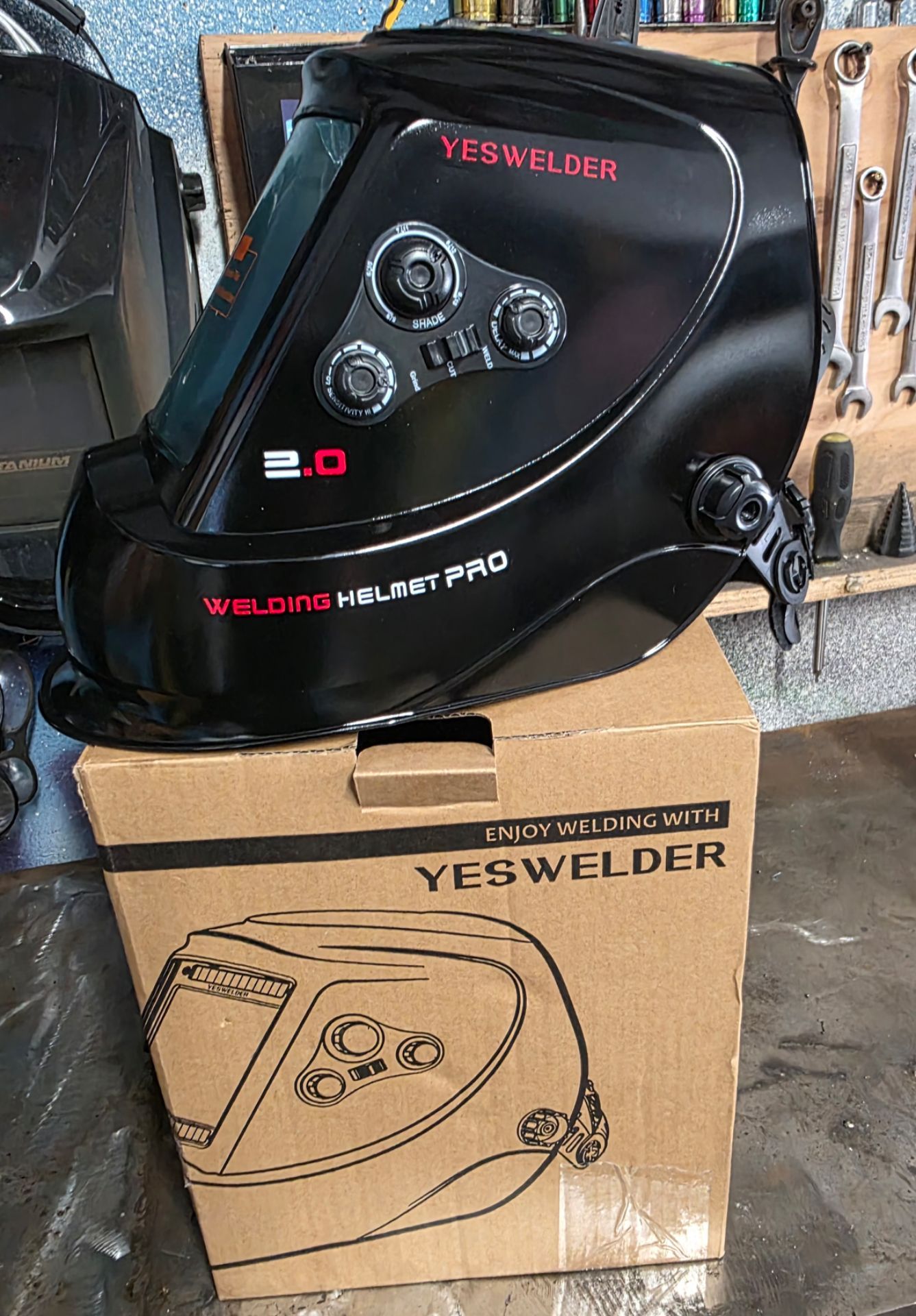 Welding helmet