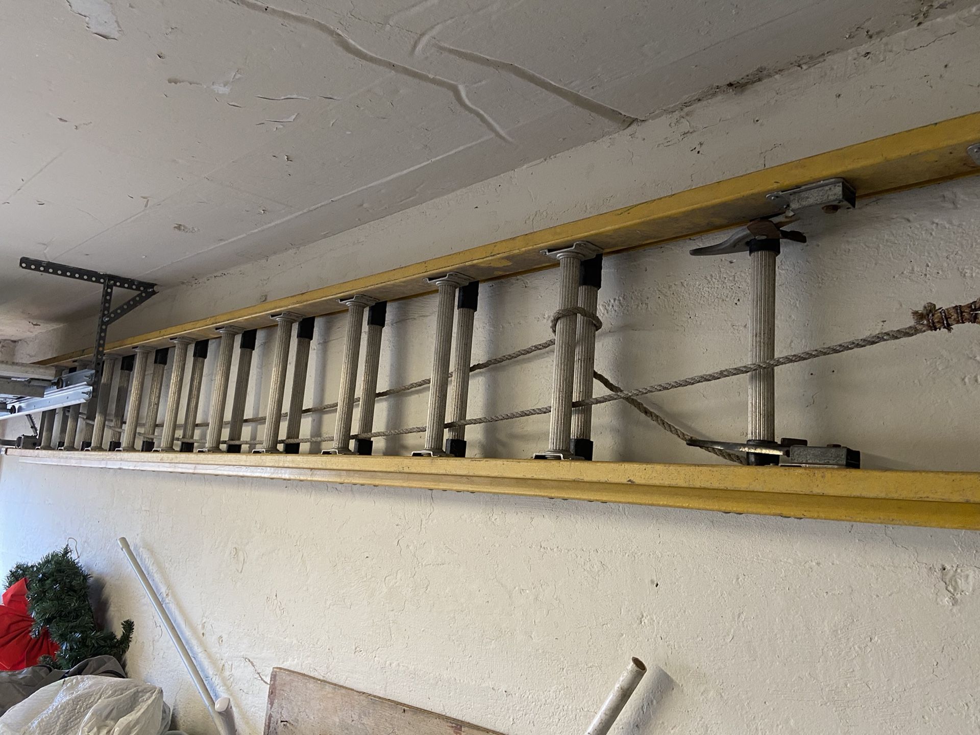 28 foot heavy duty round rung fiberglass ladder