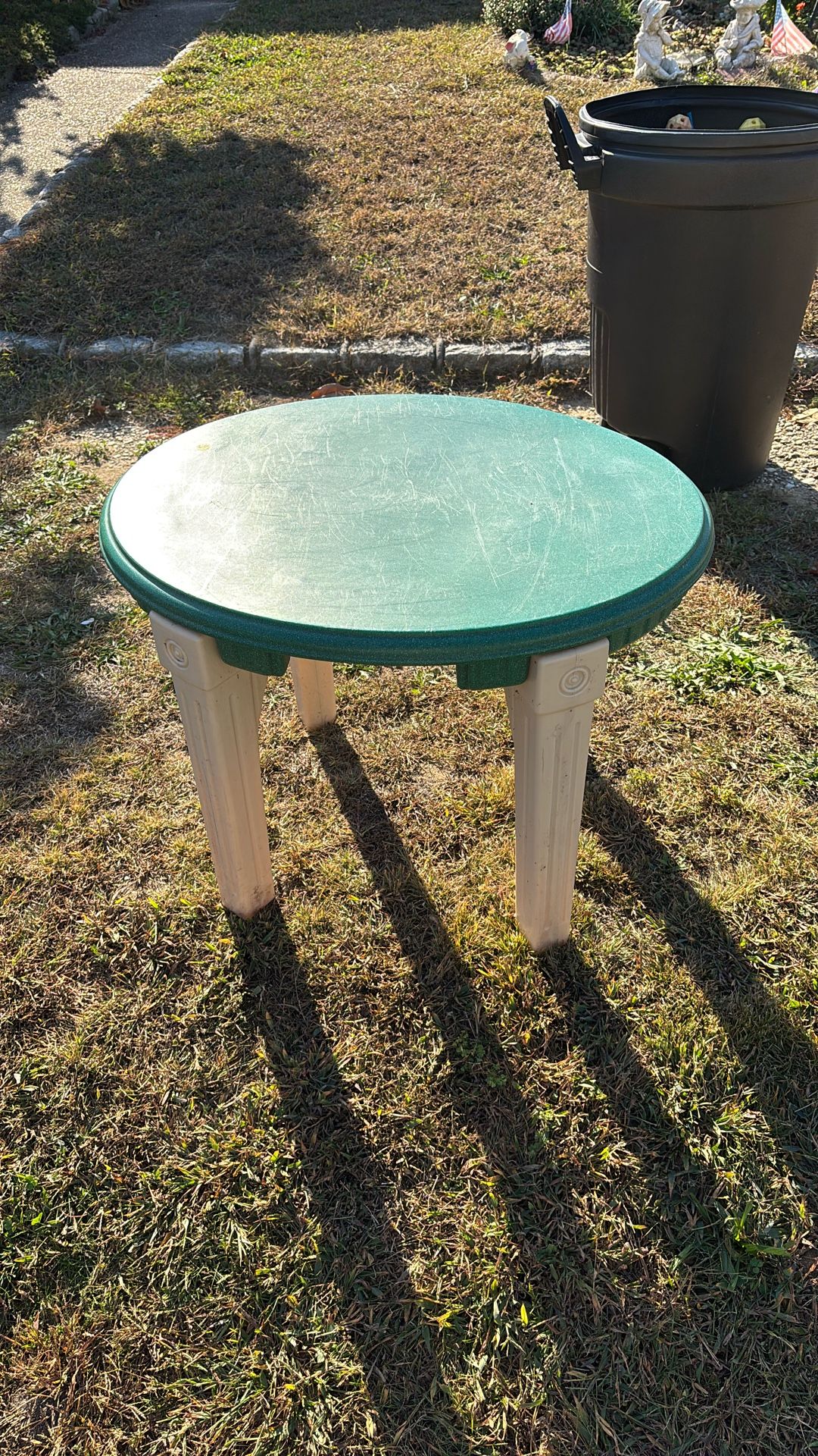 PLASTIC OVAL KIDS TABLE