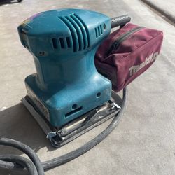 Makita Finishing Sander BO4552