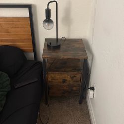 2 Nightstands With Lamps