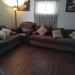 2 Couches 1 Recliner