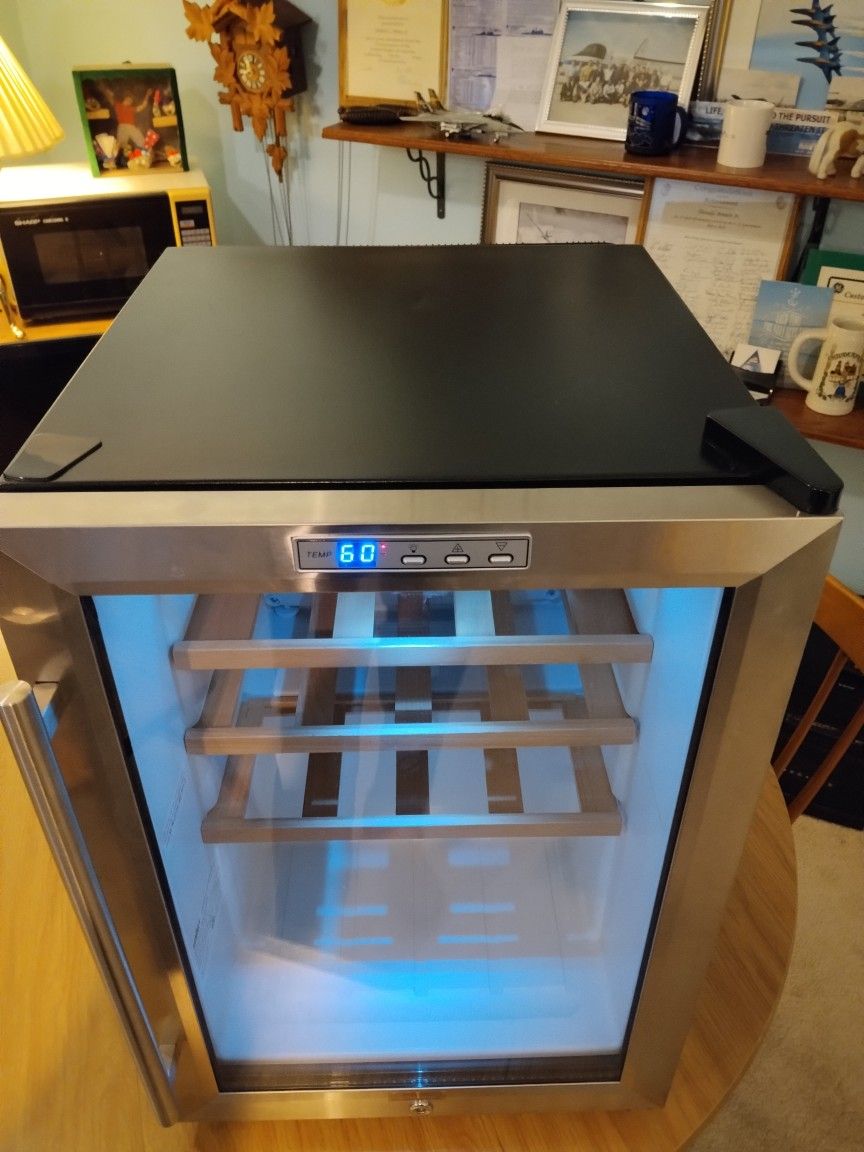 SUMMIT BEVERAGE REFRIGERATOR COUNTER TOP OR FLOOR