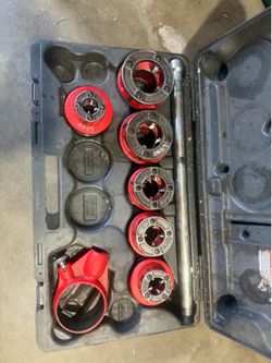 RIDGID 1/2 in. to 2 in. 12-R Manual Exposed Ratchet NPT Pipe Threading Set (6 Die Heads, Alloy Dies, Ratchet/Handle + Case) used