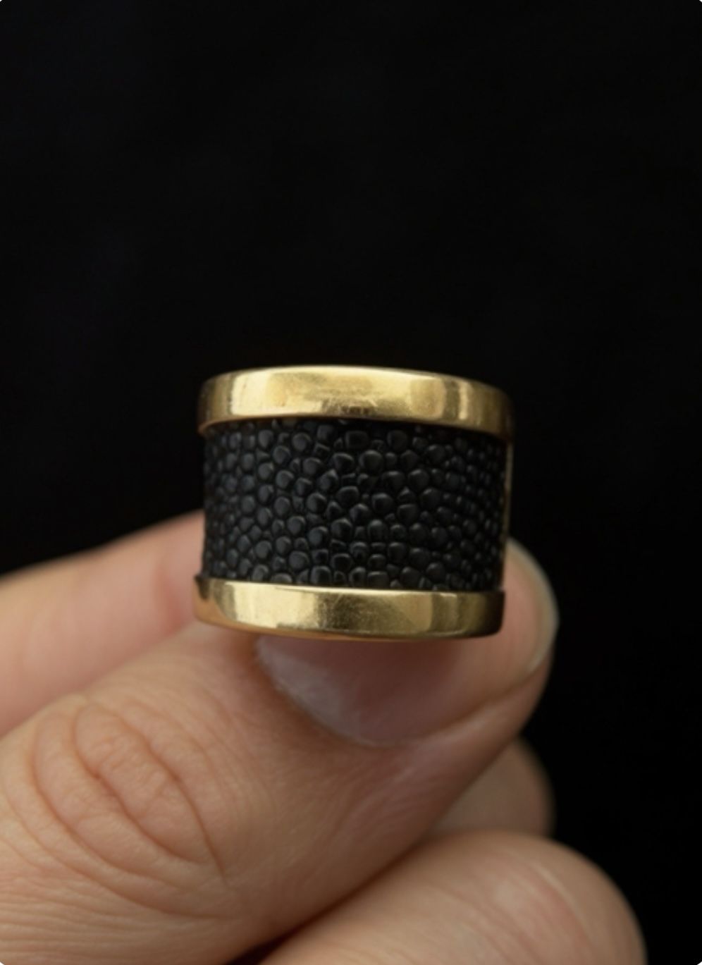 Vintage ITALIAN ITAOR BEAUTIFUL STERLING & GOLD OVERLAY RING WITH SPARKLY BLACK CRYSTAL  In great condition  Size 6