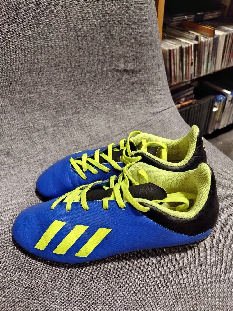 WOMENS ADIDAS SOCCER CLEATS