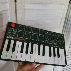 Akai Professional MPK Mini 8-Channel USB Keyboard And Midi Controller