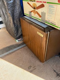 Sanyo mini refrigerator