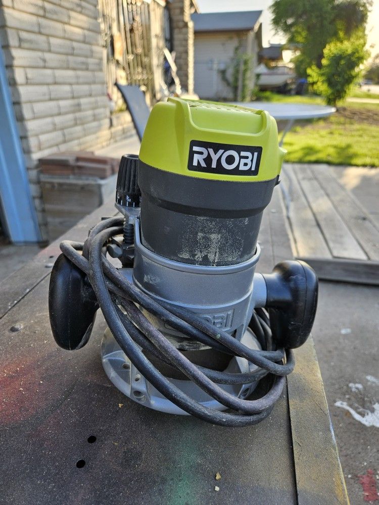 Ryobi R163G router. 1/4 inch Collet, 8.5 Amp motor.