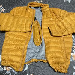 Tommy Hilfiger jacket ( 2XL ) with packable pouch attach to jacket to carry  