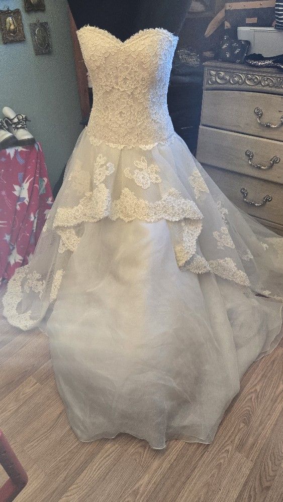 Oscar de la renta designer wedding dress