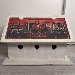 Wooden removable bucs tag plate bird feeder