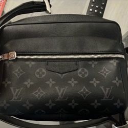 Louis Vuitton Messenger Bag