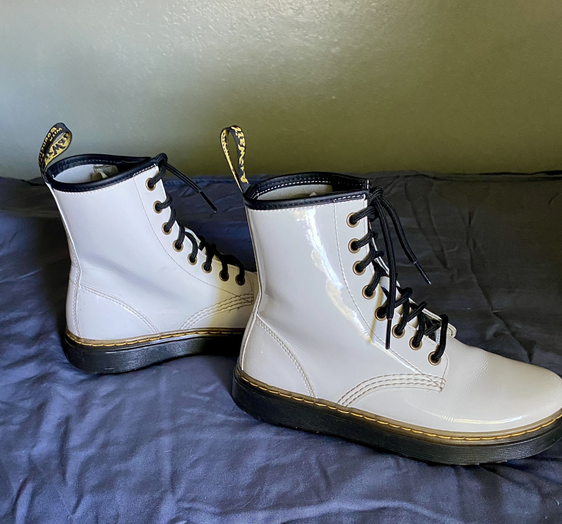 Women’s Dr. Martens Zavala Size 6