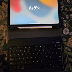 Ipad pro 11 with pencil and keyboard